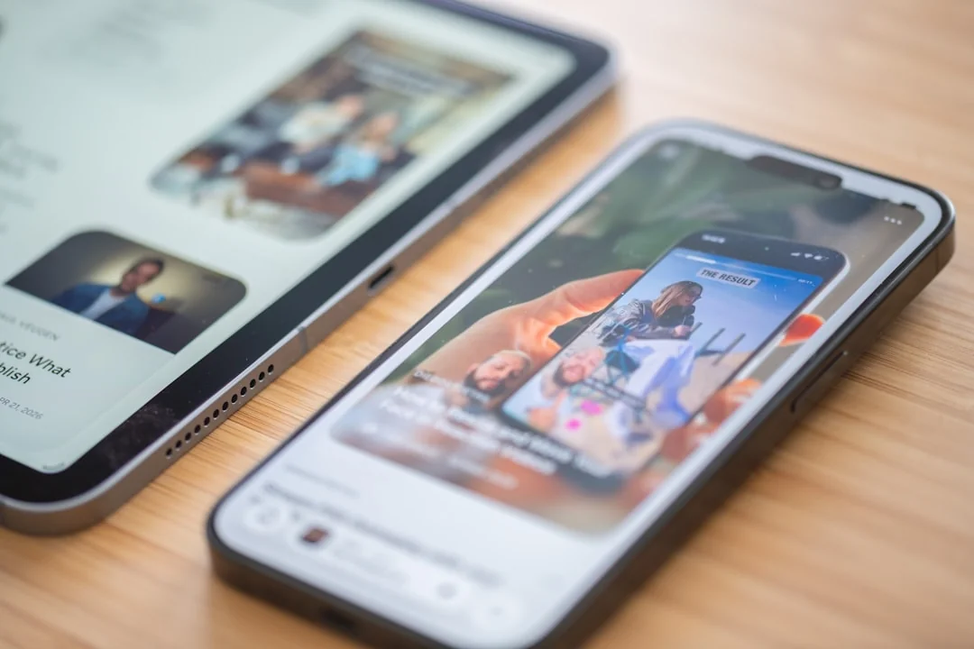 Vue rapprochée d’un appareil photo posé sur du papier brun avec le texte Social Media Marketing, mettant en avant les thèmes du marketing digital.